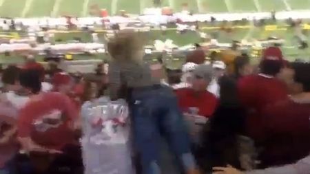 VIDEO - Bătăile dintre ultrași sunt joacă de copii! O femeie a lovit un bărbat în toate stilurile, la un meci de fotbal american