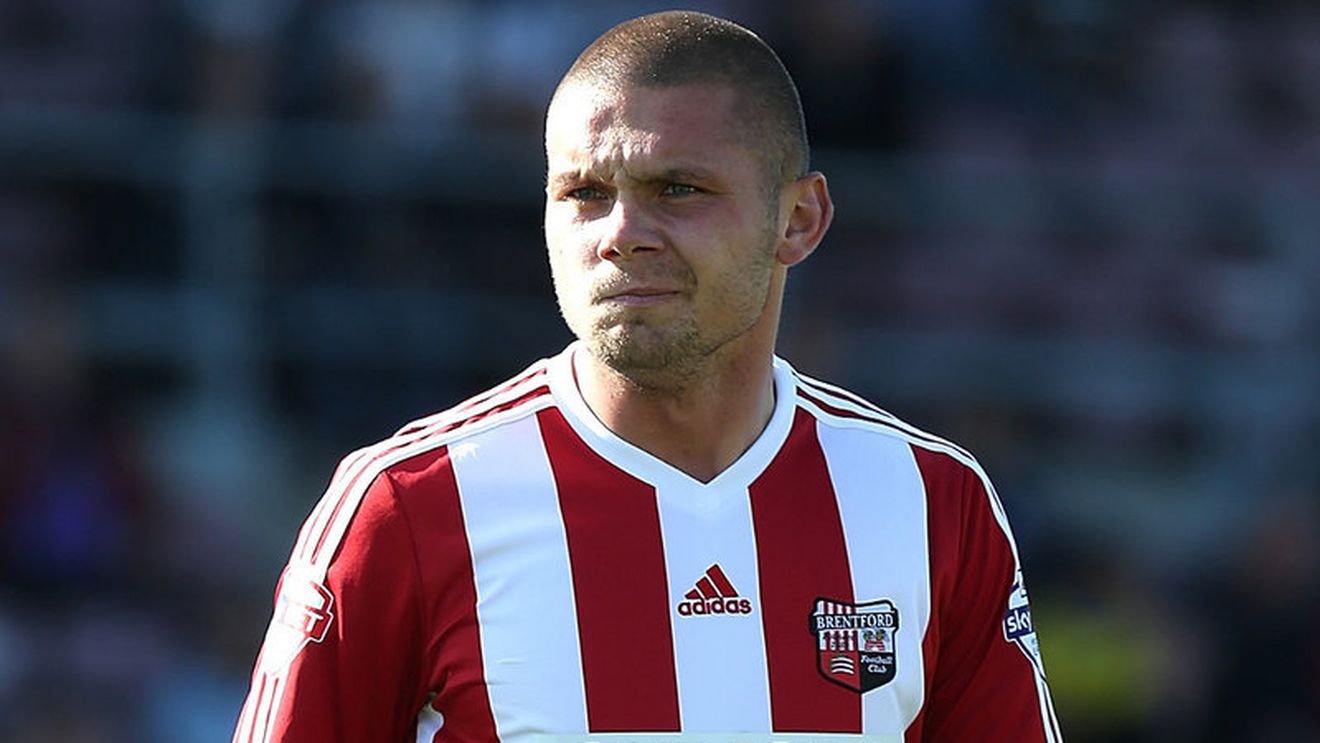 Harlee Dean, fundașul celor de la Brentford, a salvat viața unui fan de doar 8 ani. "Am vrut doar să văd dacă puștiul e în regulă. Sunt lucruri mult mai importante decât fotbalul!". Cum au decurs evenimentele