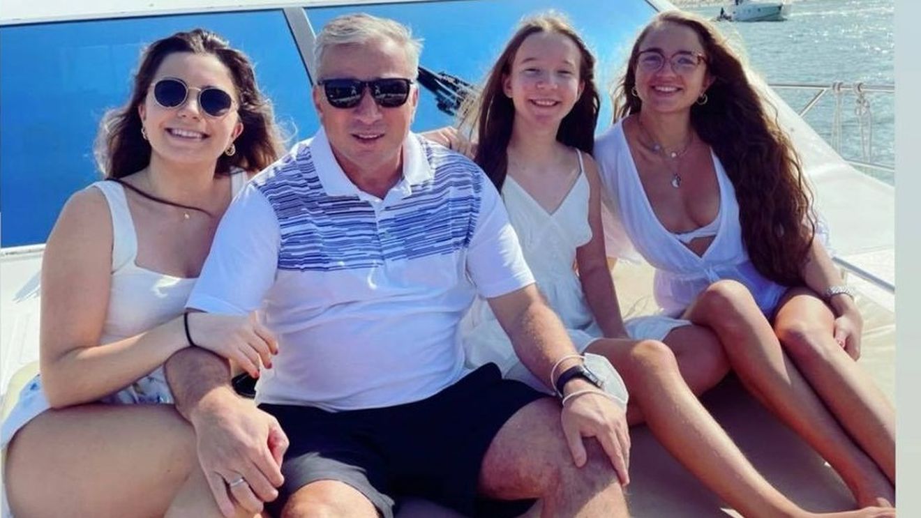 Dan Petrescu, vacanță de lux după despărțirea de CFR Cluj. Tehnicianul a fost cu zâmbetul pe buze de ziua „Victoriei Beckham de România” | GALERIE FOTO