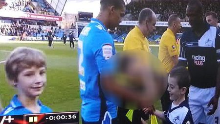 FOTO Imaginea zilei vine din Anglia:** un puști s-a dat cu dușmanii chiar pe stadionul cu cei mai răi fani din Insulă! Jucătorul vizat a rămas "interzis"