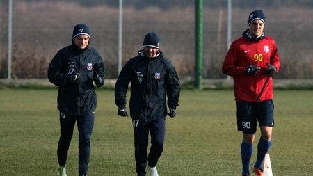 Au pierdut un jucător, dar "transferă" doi!** Petrolul își face super echipă pentru titlu: un fost stelist și un fotbalist dorit de Dinamo vin pe 'Ilie Oană'