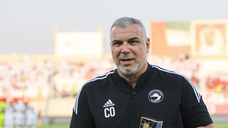 Imagine colosală: Cosmin Olăroiu plimbă, ca un şeic, un leu în lesă, ca pe câine! VIDEO