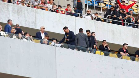 Glorii și vedete alături de „câini” la barajul Dinamo - Csikszereda: Ștefan Bănică jr., în tribune alături de Ioan Andone, Claudiu Niculescu, Ionuț Lupescu sau Gabi Tamaș. GALERIE FOTO