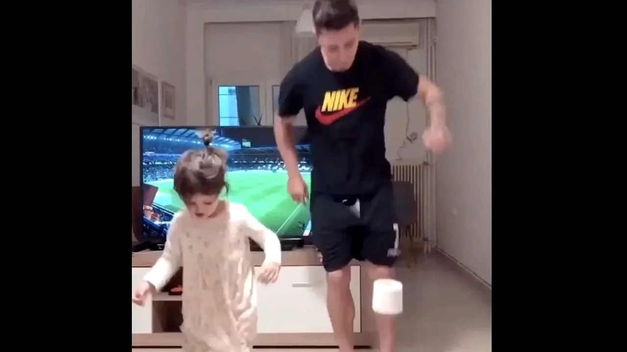 Distracție maximă la Steliano Filip acasă! Fostul dinamovist luptă contra plictiselii alături de fetița lui | VIDEO