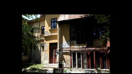 Vila lui Mircea Lucescu a fost invadată de oameni ai străzii. Ce decizie a luat pentru a scăpa de ei