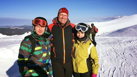 Klaus Iohannis a schiat în Munții Șureanu. Protestatari: "Iohannis schiază, Alba protestează"