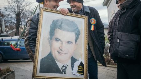 Nicolae Ceaușescu i-a premiat cum se cuvine pe medaliații României. Câți bani au făcut din aprobările pentru mașini și televizoare color campionii care le-au vândut