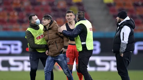 Momente tensionate pe Arena Națională! Un fan a pătruns pe gazon și s-a dus țintă spre doi fotbaliști de la FCSB | FOTO