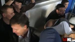 Scene incredibile în Bulgaria! VIDEO: Ultrașii lui Levski l-au dezbrăcat pe noul antrenor, la prima sa conferință de presă 