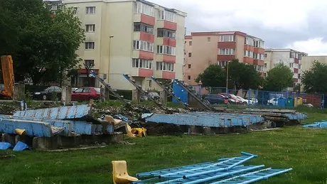 Brașovul pierde încă un stadion de fotbal! A început demolarea arenei Carpați. Decebal Câmpeanu: ”Mi se rupe sufletul când văd de ce se întâmplă aici.” Ce se va construi în acel loc