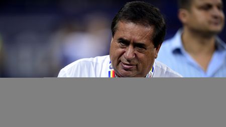 S-a enervat Ioan Niculae: "De când era Astra Ploiești n-am văzut o adunătură de 11 jucători mai slabi!" Edi Iordănescu, pus la colț: "Vina e a portarului stadionului, nu l-a anunțat că avem meci la ora 18:00"