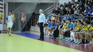 Să vezi și să nu crezi. Banca tehnică a României nu a avut ecusoane la meci. Acestea au fost confecționate ad-hoc, cu pixul