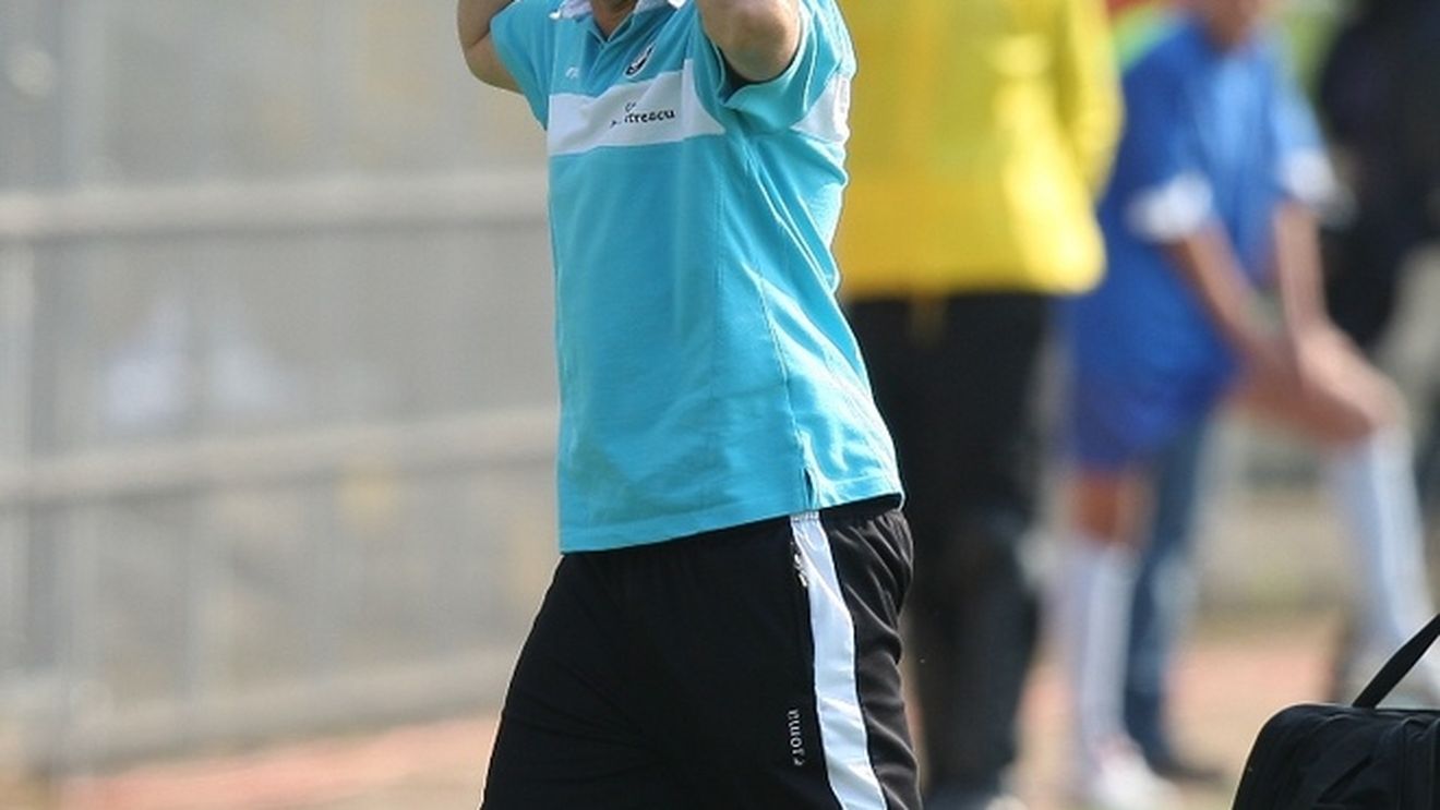 "Petrescu nu vine la Steaua, o morișcă de măcinat antrenori!**