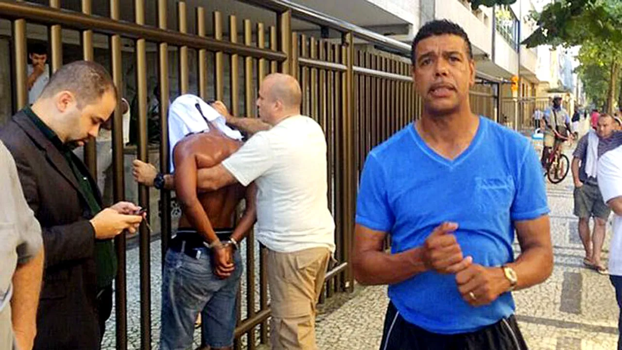 FOTO | Chris Kamara e vedeta zilei. Prezentatorul TV a reușit să prindă un infractor în Brazilia și l-a dat pe mâna poliției