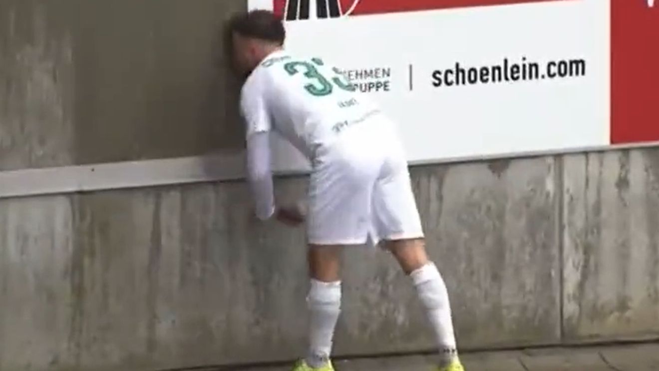 Momente de groază în Germania! Un fotbalist s-a izbit de un zid și a leșinat sub privirile coechipierilor | VIDEO