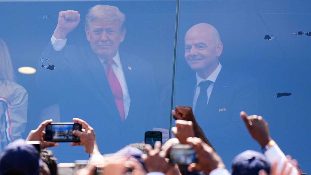 Melania Trump, apariția serii la finala Cupei Mondiale. A atras toate privirile din spatele geamului blindat, lângă Donald Trump