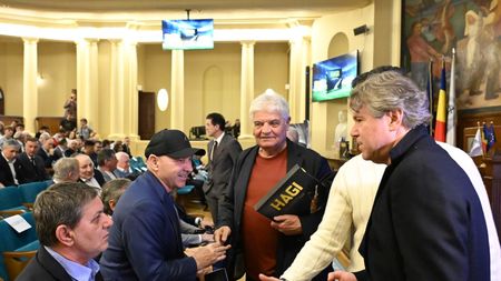 Variantă spectaculoasă în Superliga! Fostul atacant al Generației de Aur, posesor de licență UEFA Pro, e dorit la clubul care a bătut deja palma cu un alt antrenor principal. EXCLUSIV