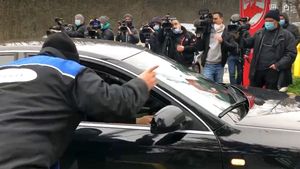 Suporterii, prezenți la reunirea lui Dinamo! Au apărut mașini cu fani veniți la baza de la Săftica + S-a suplimentat numărul paznicilor VIDEO