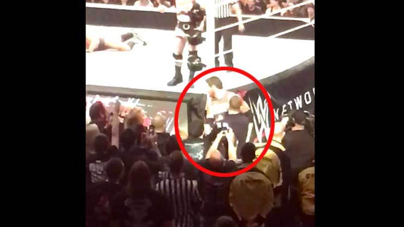 VIDEO | Rooney a pălmuit un luptător de wrestling în timpul unei gale din Manchester. Cum a reacționat Wade Barret