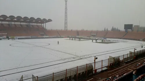 Emoții pentru starea gazonului, înainte de Ceahlăul - Steaua. FOTO | Terenul a fost acoperit de zăpadă