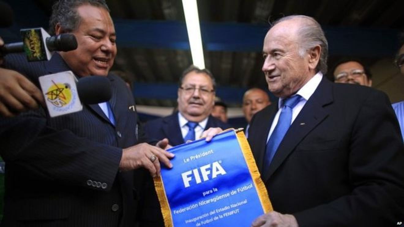 Trei foști oficiali au fost excluși din fotbal de Comisia de etică a FIFA "ca parte a eforturilor de combatere a corupției răspândite în sport" 