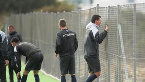 Reghe "îi rupe" pe steliști în cantonament! Unul a vomitat la antrenamente, Gardoș are mușchii inflamați. "Suntem lați în pat!"