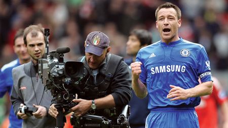 Femeia care luptă cu fotbalul englez