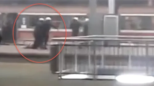 VIDEO TERIFIANT** Doi polițiști târăsc corpul inert al unui suporter! Ce s-a întâmplat înaintea unui meci din Polonia