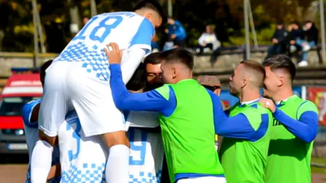 Nimeni nu pare că poate opri Corvinul Hunedoara în Liga 2. Victorie la pas cu FC Bacău, dar Florin Maxim a remarcat: ”Aici va fi cheia în acest sezon, să fim concentraţi”