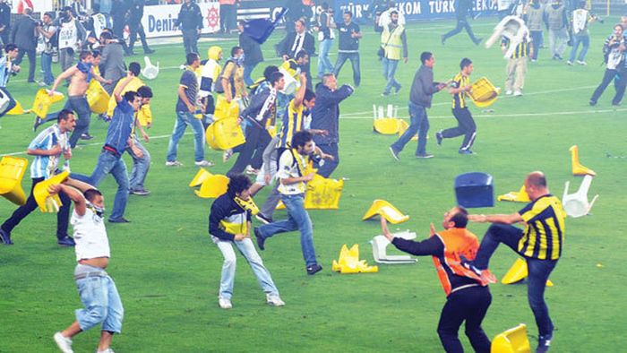 GALAta interzisă!** Jucătorii lui Fatih Terim au câștigat titlul pe terenul rivalei Fenerbahce, dar a fost premiată cu stadionul gol, din cauza incidentelor