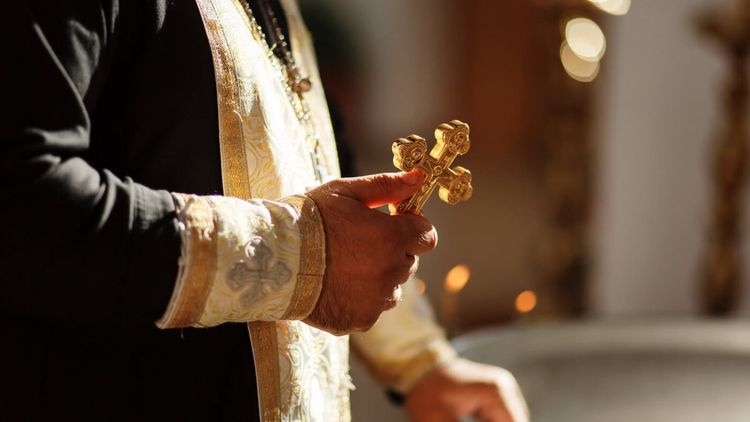 Nemaivăzut! Antrenorul era suspendat și s-a deghizat în preot, dar a fost prins după ce a lovit un fotbalist advers!