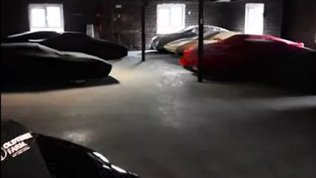 Au găsit un garaj abandonat. Au avut surpriza vieții când au intrat și au descoperit, prăfuite, 22 de mașini de lux: ale cui sunt și de ce sunt atât de speciale