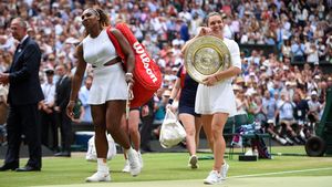 Serena Williams a revenit pe terenul de tenis după 2 ani şi jumătate! Primele imagini cu rivala Simonei Halep