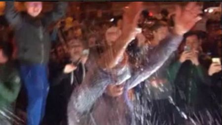 Nebunie totală în Italia după eliminarea Barcelonei! VIDEO | Președintele Romei a făcut baie în "Fontana dei Leoni" și a scos din buzunar o sumă colosală: "Dacă săriți în fântănă, să fiți pregătiți să o și reparați"