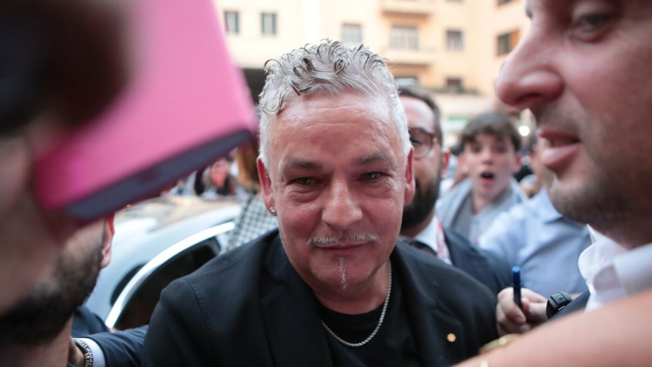 Imaginea cu Roberto Baggio în care e de nerecunoscut: gras și cu părul mult mai lung. Ce a făcut fostul câștigător al Balonului de Aur, de fapt, în fotografia respectivă, pe care fanii au legat-o de serialul „Narcos”