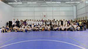 Un "Moș Crăciun" de peste 2 metri pentru micii baschetbaliști. Virgil Căruțașu, inițiativă din suflet