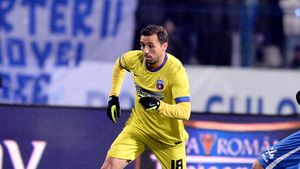 „A venit tata în fața discotecii, la 4 dimineața, cu un impresar. Copile, ieși afară, trebuie să pleci”. „Magicianul” FCSB, transferat de o forță a Greciei în locul lui Dennis Bergkamp: „M-au așteptat 400 sute de fani, au aprins torțe și m-au înjurat”