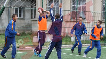 FOTO | Naționala de tineret, în vizită la un liceu din Buzău pentru copii cu deficiențe de auz. Moldovan: "Băieți, trebuie să ne dăm seama câte probleme sunt în viață"