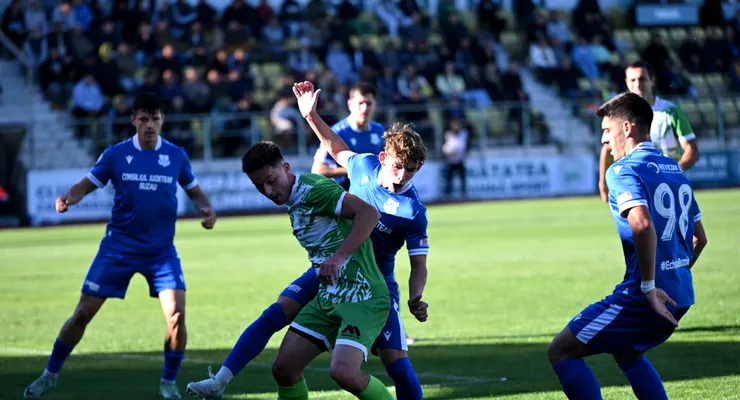 Ultima etapă dinainte de prima pauză din acest sezon de Liga 2 începe sâmbătă și se termină marți! Din nou sunt televizate mai mult de trei jocuri, dar din grila tv a ieșit în premieră echipa cea mai promovată