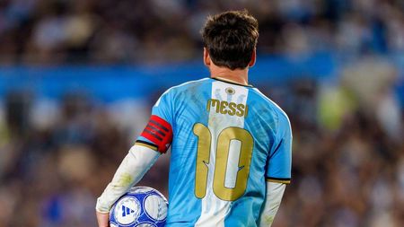 „Dumnezeu al fotbalului”. Marius Șumudică, la picioarele lui Leo Messi