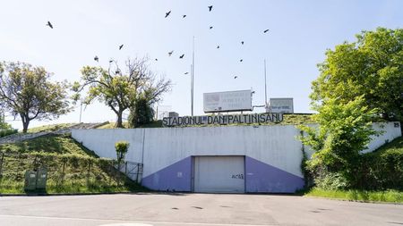 Guvernul a lăsat în stand-by aprobarea finanțării pentru un nou stadion la Timișoara. Actualul ”Dan Păltinișanu” se degradează vizibil, pe zi ce trece, iar tabela nici măcar nu se mai aprinde la meciuri!