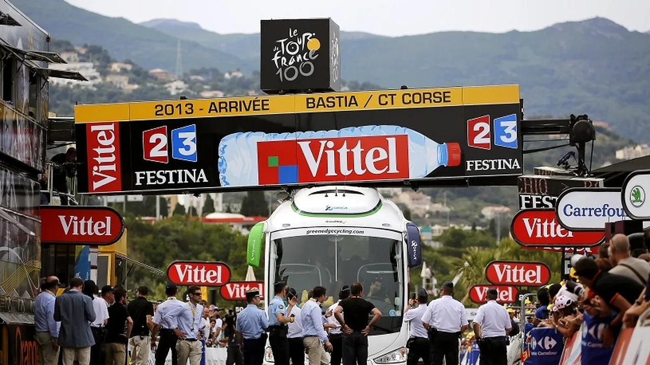 VIDEO Momentul care a schimbat etapa de debut a Turului Franței. Cum a distrus spectacolul un șofer neatent