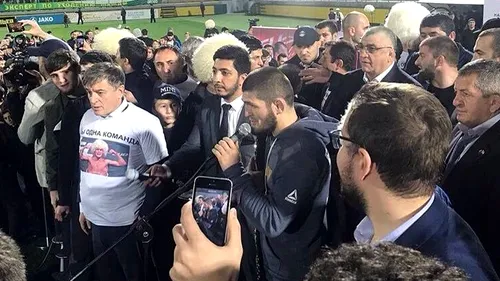 Khabib s-a întors acasă! Fanii au umplut stadionul pentru a-l vedea pe eroul din Dagestan care l-a răpus pe Conor McGregor: 