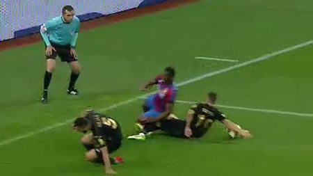 FOTO | Cel mai controversat moment de la Steaua - ASA Târgu-Mureș. Crăciunescu: "A fost penalty clar! Deposedează cu mâna!" 