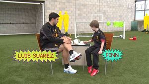 "Iei biscuitele, îl înmoi și...mănânci!" Luis Suarez, învățat de un puști să savureze un ceai englezesc. Ce a vrut copilul, la schimb