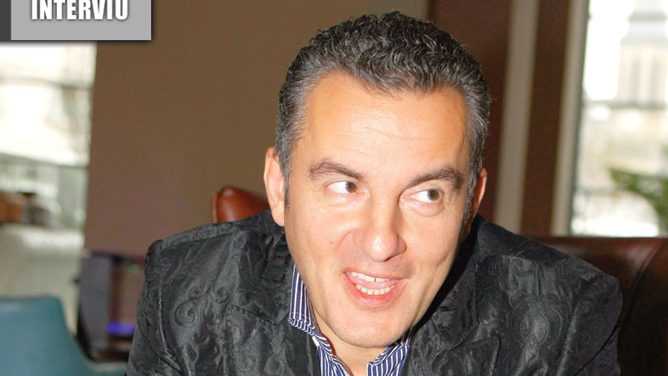 "Cine trăiește**, iubește Rapidul!"