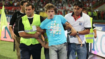 "Cum să controleze stewarzii mulțimea** când unii nici nu știu să meargă pe stradă?!"