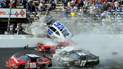 VIDEO Scene de război în NASCAR!** 28 de fani răniți de motorul unei mașini care a zburat în tribună!