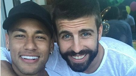 Pique, ironizat pentru celebrul "se queda". FOTO |  Thibaut Courtois l-a luat peste picior pe starul Barcelonei, imediat după închiderea perioadei de transferuri. Ce mesaj a avut portarul lui Chelsea :)