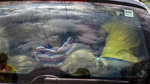 FOTO Polițiștii au crezut că e o glumă. Câți copii crezi că au intrat în Clio?